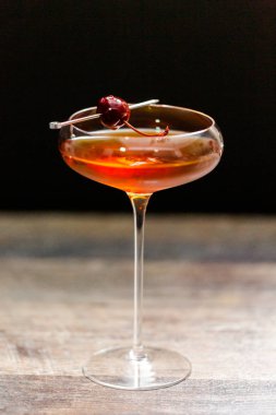 Manhattan kokteyl brandied kiraz ile süslenmiş.