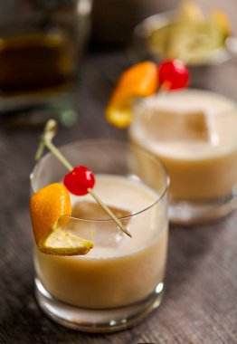 Viski kokteyli kokteyl portakal ve vişne ile süslenmiş.