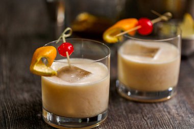 Viski kokteyli kokteyl portakal ve vişne ile süslenmiş.