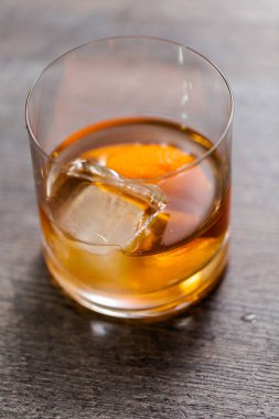 Bourbon eski portakal kabuğu ile süslenmiş kokteyl moda.