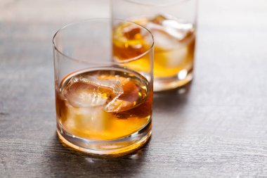 Bourbon eski portakal kabuğu ile süslenmiş kokteyl moda.