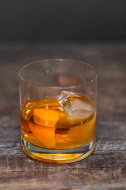 Bourbon eski portakal kabuğu ile süslenmiş kokteyl moda.