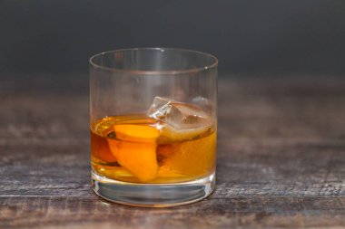 Bourbon eski portakal kabuğu ile süslenmiş kokteyl moda.