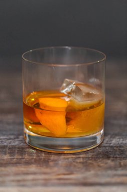 Bourbon eski portakal kabuğu ile süslenmiş kokteyl moda.