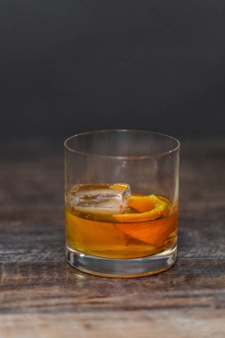 Bourbon eski portakal kabuğu ile süslenmiş kokteyl moda.