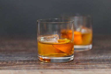Bourbon eski portakal kabuğu ile süslenmiş kokteyl moda.