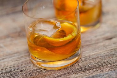 Bourbon eski portakal kabuğu ile süslenmiş kokteyl moda.