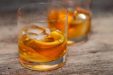 Bourbon eski portakal kabuğu ile süslenmiş kokteyl moda.