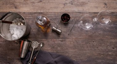 Manhattan kokteyl brandied kiraz ile süslenmiş.