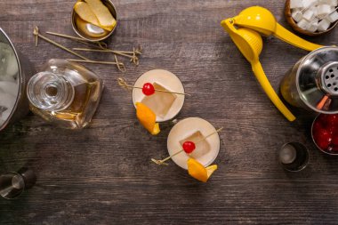 Viski kokteyli kokteyl portakal ve vişne ile süslenmiş.