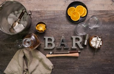 Bourbon eski portakal kabuğu ile süslenmiş kokteyl moda.