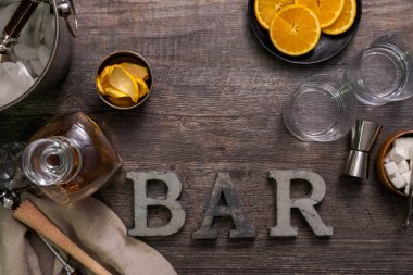 Bourbon eski portakal kabuğu ile süslenmiş kokteyl moda.