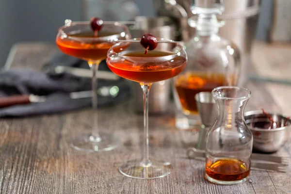 Manhattan Cocktail Gegarneerd Met Brandied Kersen — Stockfoto