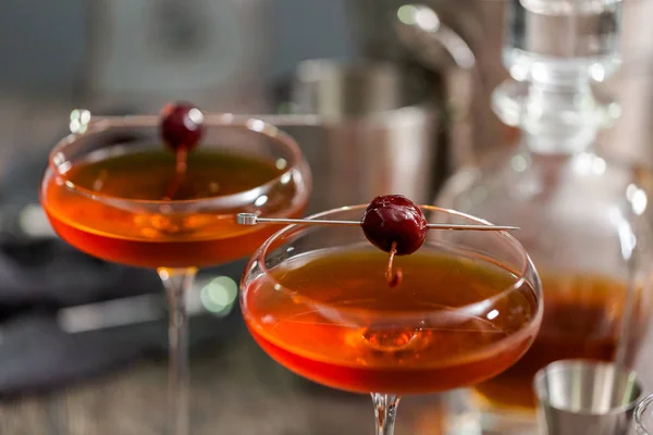 Cocktail Manhattan Guarnito Con Ciliegia Distillata — Foto Stock