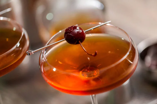 Manhattan Cocktail Gegarneerd Met Brandied Kersen — Stockfoto