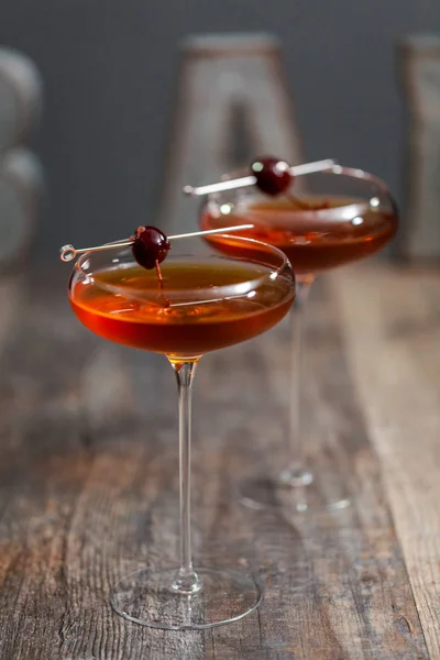 Manhattan Cocktail Garnerad Med Brandied Körsbär — Stockfoto