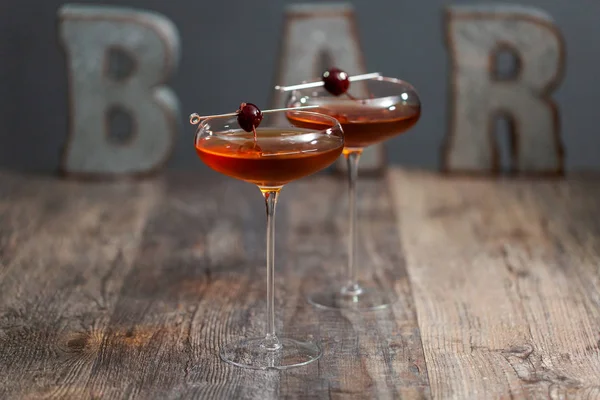 Manhattan Cocktail Gegarneerd Met Brandied Kersen — Stockfoto
