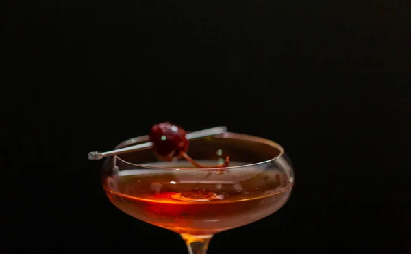Koktajl Manhattan Przyozdobionym Brandied Cherry — Zdjęcie stockowe