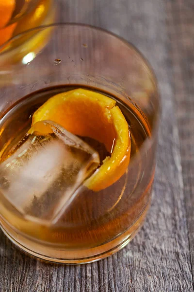 Bourbon eski portakal kabuğu ile süslenmiş kokteyl moda.