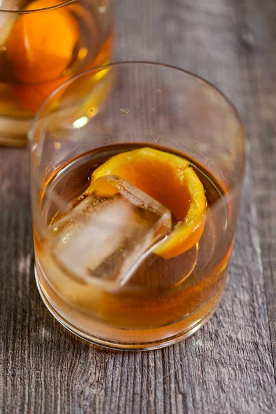 Bourbon eski portakal kabuğu ile süslenmiş kokteyl moda.