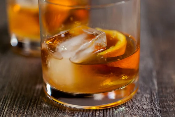 Bourbon eski portakal kabuğu ile süslenmiş kokteyl moda.