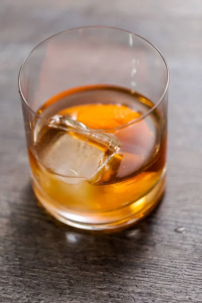 Bourbon eski portakal kabuğu ile süslenmiş kokteyl moda.