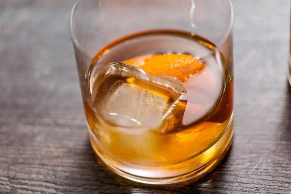 Bourbon eski portakal kabuğu ile süslenmiş kokteyl moda.