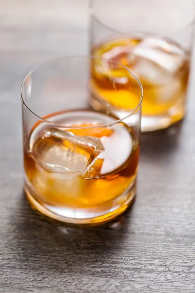 Bourbon eski portakal kabuğu ile süslenmiş kokteyl moda.