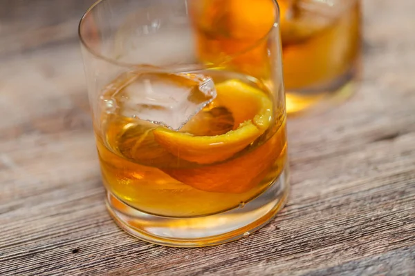 Bourbon eski portakal kabuğu ile süslenmiş kokteyl moda.