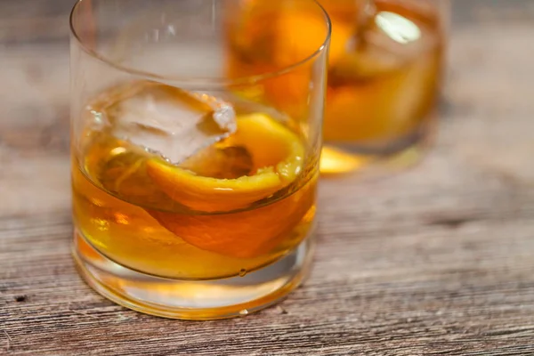 Bourbon eski portakal kabuğu ile süslenmiş kokteyl moda.