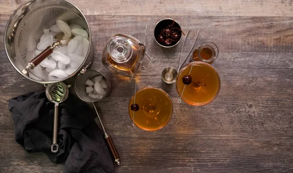 Manhattan kokteyl brandied kiraz ile süslenmiş.