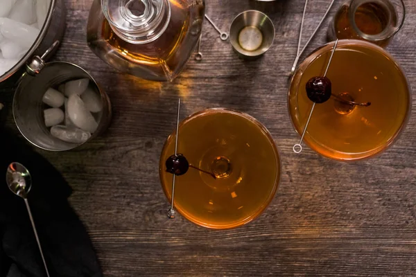 Manhattan kokteyl brandied kiraz ile süslenmiş.