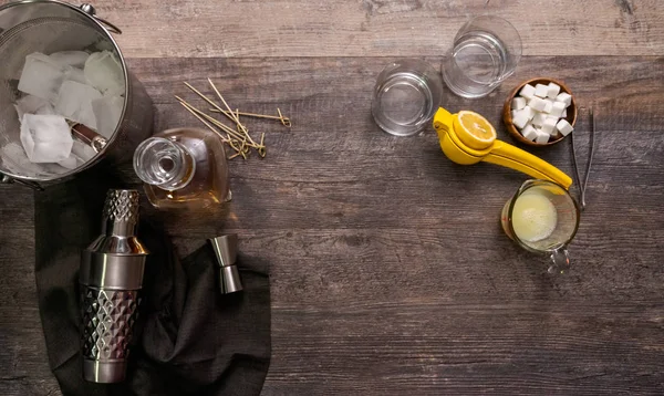 Viski kokteyli kokteyl portakal ve vişne ile süslenmiş.