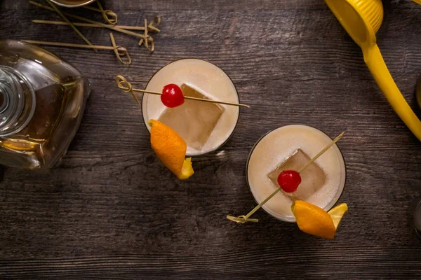 Viski kokteyli kokteyl portakal ve vişne ile süslenmiş.