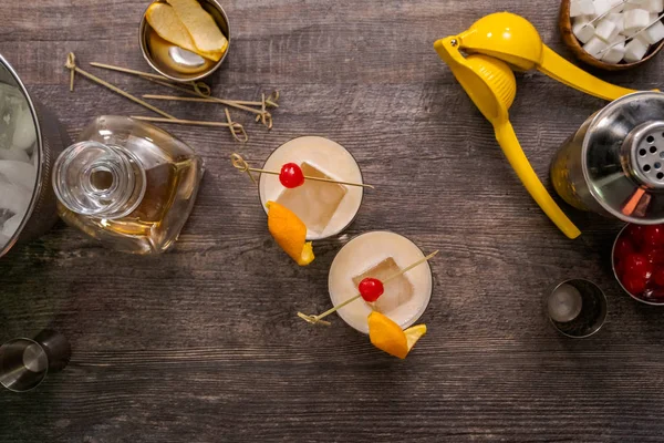 Viski kokteyli kokteyl portakal ve vişne ile süslenmiş.