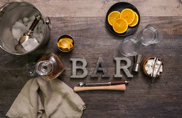 Bourbon eski portakal kabuğu ile süslenmiş kokteyl moda.