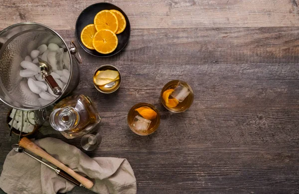 Bourbon eski portakal kabuğu ile süslenmiş kokteyl moda.