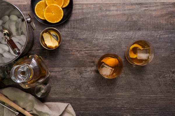 Bourbon eski portakal kabuğu ile süslenmiş kokteyl moda.