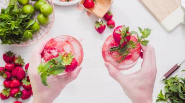 Adım adım. --Dan taze organik çilek çilek mojito hazırlanıyor.