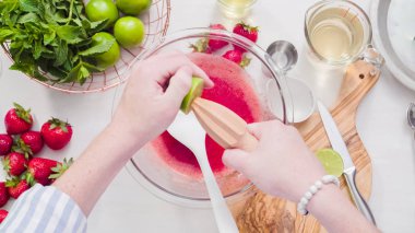 Adım adım. --Dan taze organik çilek çilek margarita hazırlanıyor.