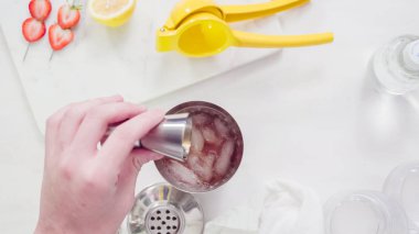 Adım adım. Hazırlama Kentucky öpücük görmemenin ile taze organik çilek kokteyli.