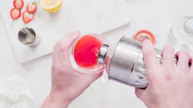 Adım adım. Hazırlama Kentucky öpücük görmemenin ile taze organik çilek kokteyli.