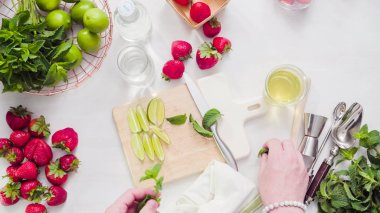 Adım adım. Meyve gelen taze organik çilek çilek mojito için dilimleme.