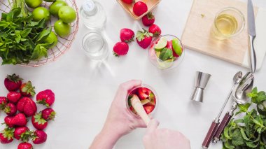 Adım adım. --Dan taze organik çilek çilek mojito hazırlanıyor.