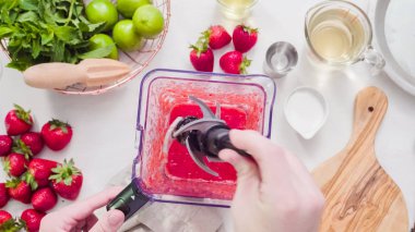 Adım adım. --Dan taze organik çilek çilek margarita hazırlanıyor.