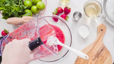 Adım adım. --Dan taze organik çilek çilek margarita hazırlanıyor.