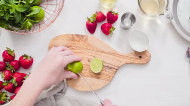 Adım adım. --Dan taze organik çilek çilek margarita hazırlanıyor.