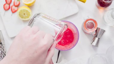 Adım adım. Hazırlama Kentucky öpücük görmemenin ile taze organik çilek kokteyli.