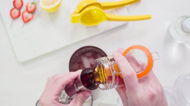 Adım adım. Hazırlama Kentucky öpücük görmemenin ile taze organik çilek kokteyli.