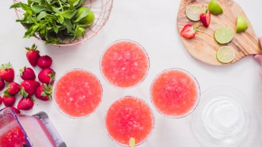 Adım adım. Taze limon ve çilek çilek margarita süsleme.